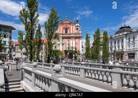 Ljubljana, Slowenien - 14. Juli 2022: Franziskanerkirche der Verkündigung von der Dreifachbrücke, Wahrzeichen der Stadt. Stockfoto