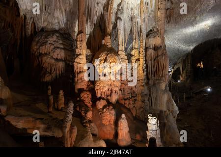 Postojna, Slowenien - 15. Juli 2022: Höhle Postojna (Slowenisch: Postojnska jama), unterirdische Felsformation im Karsthöhlensystem. Stockfoto