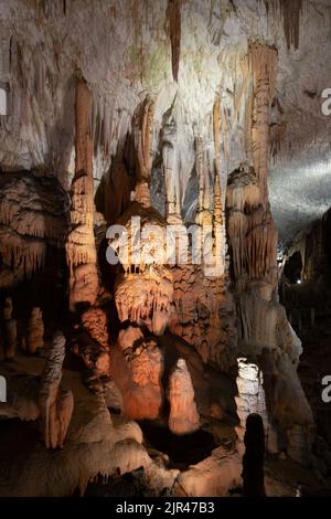 Postojna, Slowenien - 15. Juli 2022: Höhle Postojna (Slowenisch: Postojnska jama), Stalagmiten und Stalaktiten, unterirdische Gesteinsformation im Karst Stockfoto