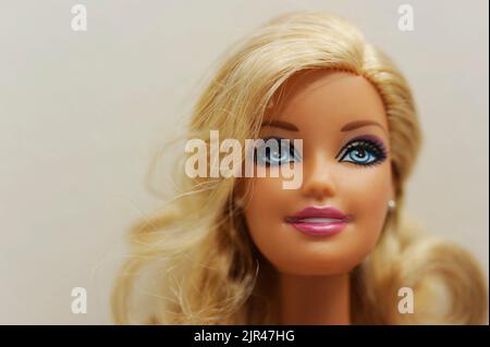 Blonde Barbie Puppe Gesicht Nahaufnahme mit Kopierraum Stockfoto