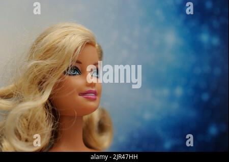 Blonde Barbie Puppe Gesicht Nahaufnahme mit Kopierraum Stockfoto