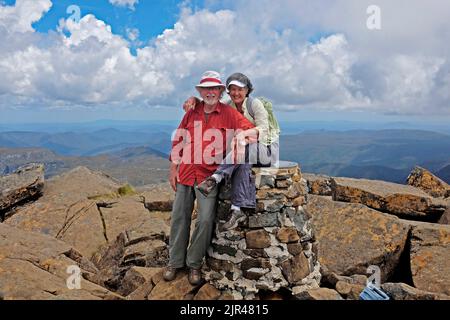 Ein älteres Paar im Ruhestand auf dem Gipfel des Cradle Mountain in Tasmanien Stockfoto