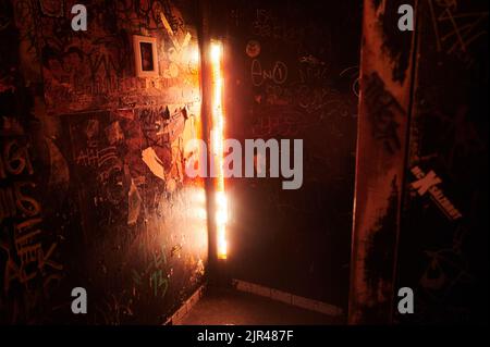 Berlin, Deutschland. 18. August 2022. Im 'Golden Gate Club' steht während einer Tour durch die Berliner Clubkultur ein Spotlight. Die Clubcommission Berlin hatte zu einer Tour durch die Berliner Clubkultur eingeladen. Quelle: Annette Riedl/dpa/Alamy Live News Stockfoto