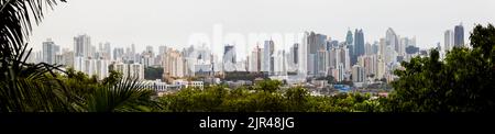 Panoramablick auf die Skyline von Panama City, vom Metropolitan Park aus gesehen, Republik Panama, Mittelamerika. Stockfoto