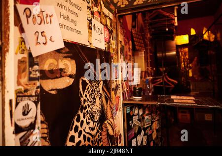 Berlin, Deutschland. 18. August 2022. Eine bemalte Tür führt zum Checkroom im Club 'Golden Gate', auf dem eine Notiz mit der Aufschrift 'Poster 25·' hängt. Die Clubcommission Berlin hatte zu einer Tour durch die Berliner Clubkultur eingeladen. Quelle: Annette Riedl/dpa/Alamy Live News Stockfoto