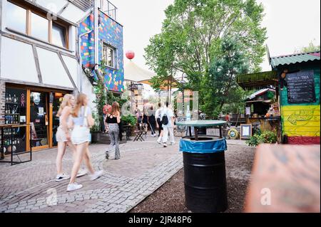 Berlin, Deutschland. 18. August 2022. Bei einer Tour durch die Berliner Clubkultur geht es auf den Holzmarkt 25. Die Clubcommission Berlin hatte Leute zur Tour eingeladen. Quelle: Annette Riedl/dpa/Alamy Live News Stockfoto