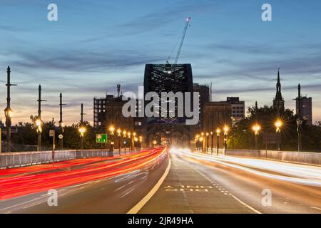 Leichte Verkehrswege über die Tyne Bridge zwischen Newcastle und Gateshead in Tyne und Wear, Nordostengland. Stockfoto