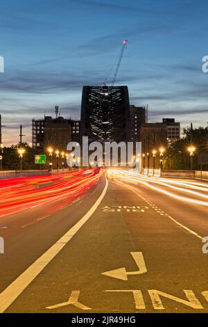 Leichte Verkehrswege über die Tyne Bridge zwischen Newcastle und Gateshead in Tyne und Wear, Nordostengland. Stockfoto