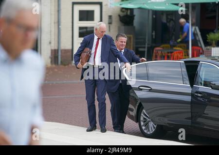 2022-08-22 09:00:18 ARNHEM - Stille Mediator Johan Remkes kommt für ein Treffen mit dem Kabinett und Regierungsbehörden über die Stickstoffkrise. Unter anderem treten der Verband der niederländischen Gemeinden, der Verband der Wasserbehörden, die interprovinzielle Konsultation und verschiedene Provinzleiter bei. ANP JEROEN JUMELET niederlande Out - belgien Out Stockfoto