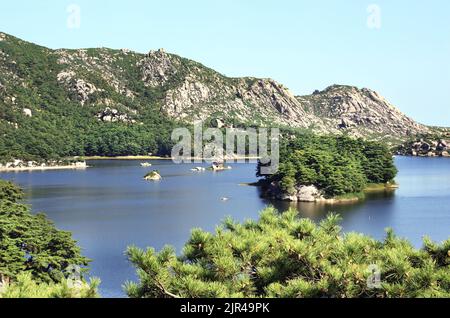 Antiker Pavillon am Samil-See (Samil-po), Provinz Kangwon, im Südosten Nordkoreas (DVRK) Stockfoto