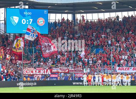 FCB Team 0-7 Feier mit FCB Fans im Spiel VFL BOCHUM - FC BAYERN MÜNCHEN 0-7 1.Deutsche Fußballliga am 21. August 2022 in Bochum, Deutschland. Saison 2022/2023, Spieltag 3, 1.Bundesliga, FCB, München, 3.Spieltag © Peter Schatz / Alamy Live News - die DFL-VORSCHRIFTEN VERBIETEN DIE VERWENDUNG VON FOTOGRAFIEN als BILDSEQUENZEN und/oder QUASI-VIDEO - Stockfoto