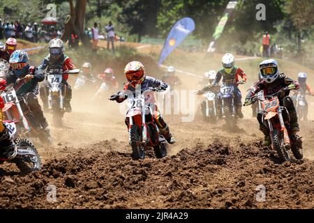 Entebbe, Uganda. 21. August 2022. Rennfahrer treten während der FIM Motocross African Nations Championship 2022 im Victoria Raceway Park in Entebbe, Uganda, am 21. August 2022 an. Quelle: Hascharah Nalwadda/Xinhua/Alamy Live News Stockfoto