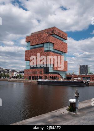 Antwerpen, Belgien, 02. Juli 2022, Vertikales Foto des MAS-Museums in Antwerpen Stockfoto