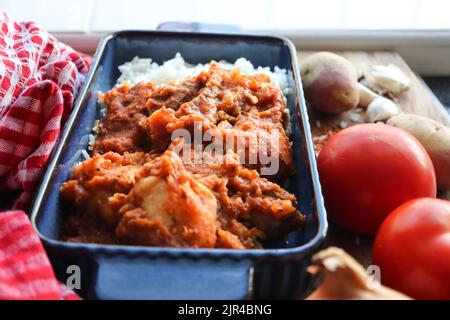 Tomate Bredie. Traditioneller südafrikanischer Eintopf, genannt Bredie, hergestellt aus Tomaten, Lamm und Kartoffeln, wird normalerweise mit einer Seite weißen Reises serviert Stockfoto