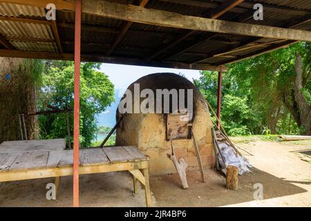 Noch betriebsfähiger Schmutzofen verwendet, um br in L'Anse Fourmi, Tobago, Trinidad und Tobago W.I. zu backen Karibik. Stockfoto