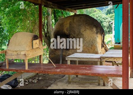 Noch betriebsfähiger Schmutzofen verwendet, um br in L'Anse Fourmi, Tobago, Trinidad und Tobago W.I. zu backen Karibik. Stockfoto