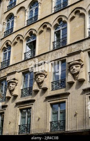 Frankreich. Paris (75) (2. Bezirk) Platz Le Caire : 'ägyptisches' Haus, dessen Fassade mit 3 geschnitzten Köpfen der Göttin Hathor geschmückt ist (Architekt: G Stockfoto