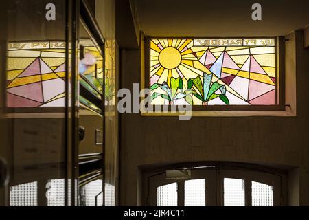 Frankreich. Paris (75) (9. Bezirk). Bei 32, Ballu Street, Buntglasfenster mit 3 Pyramiden und zwei Palmen (über der Eingangstür) Stockfoto