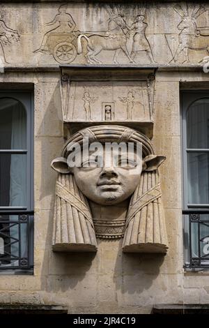 Frankreich. Paris (75) (2. Bezirk) Platz Le Caire : 'ägyptisches' Haus, dessen Fassade mit 3 geschnitzten Köpfen der Göttin Hathor geschmückt ist. Detail des Th Stockfoto