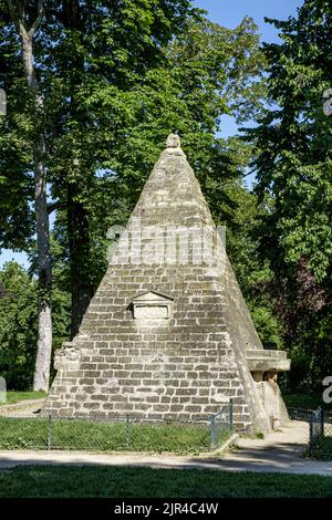 Frankreich. Paris (8. Bezirk) der Parc Monceau. Die von Carmontelle gebaute Pyramide Stockfoto