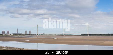 Die Mersey Gateway Bridge verbindet Runcorn und Widness in CHeshire und überspannt den Fluss Mersey bei Ebbe. Stockfoto