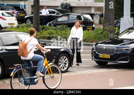 2022-08-22 09:17:45 ARNHEM - Ministerin Christiane van der Wal vor dem Beginn eines Gesprächs mit dem Kabinett und Stickstoff-Vermittler Johan Remkes über die Stickstoffkrise. Unter anderem treten der Verband der niederländischen Gemeinden, der Verband der Wasserbehörden, die interprovinzielle Konsultation und verschiedene Provinzleiter bei. ANP JEROEN JUMELET niederlande Out - belgien Out Stockfoto