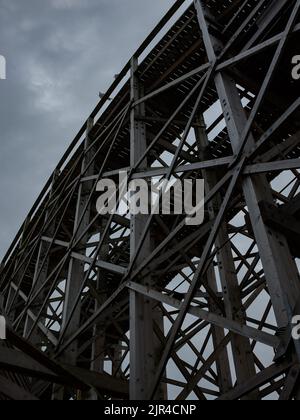 Detail aus der malerischen Eisenbahn, einer Achterbahn in Dreamland, Margate, Kent. Es wurde aus Holz gebaut und wurde 1920 eröffnet und ist jetzt Grade II gelistet Stockfoto