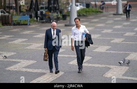 2022-08-22 09:23:35 ARNHEM - Premierminister Mark Rutte und Minister Henk Staghouwer der Landwirtschaft vor dem Beginn eines Gesprächs mit dem Kabinett und Stickstoff-Vermittler Johan Remkes über die Stickstoff-Krise. Unter anderem treten der Verband der niederländischen Gemeinden, der Verband der Wasserbehörden, die interprovinzielle Konsultation und verschiedene Provinzleiter bei. ANP JEROEN JUMELET niederlande Out - belgien Out Stockfoto