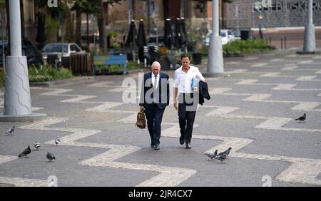 2022-08-22 09:23:31 ARNHEM - Premierminister Mark Rutte und Minister Henk Staghouwer der Landwirtschaft vor dem Beginn eines Gesprächs mit dem Kabinett und Stickstoff-Vermittler Johan Remkes über die Stickstoff-Krise. Unter anderem treten der Verband der niederländischen Gemeinden, der Verband der Wasserbehörden, die interprovinzielle Konsultation und verschiedene Provinzleiter bei. ANP JEROEN JUMELET niederlande Out - belgien Out Stockfoto