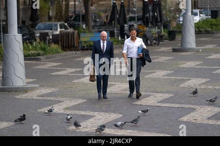 2022-08-22 09:23:26 ARNHEM - Premierminister Mark Rutte und Minister Henk Staghouwer der Landwirtschaft vor dem Beginn eines Gesprächs mit dem Kabinett und Stickstoff-Vermittler Johan Remkes über die Stickstoff-Krise. Unter anderem treten der Verband der niederländischen Gemeinden, der Verband der Wasserbehörden, die interprovinzielle Konsultation und verschiedene Provinzleiter bei. ANP JEROEN JUMELET niederlande Out - belgien Out Stockfoto