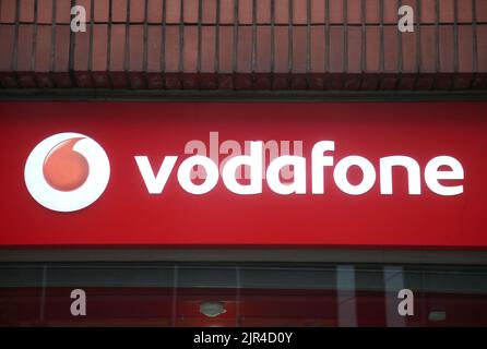 Foto vom 29/05/18 eines Telefonladens von Vodafone in der Oxford Street im Zentrum von London, wie der Telekommunikationsriese sagte, er plane, seinen ungarischen Arm in einem £1,5-Milliarden-Vertrag mit einem inländischen Unternehmen zu verkaufen. Stockfoto