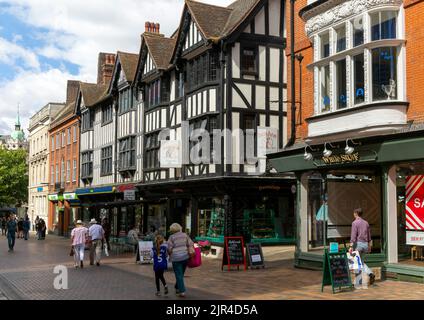 Geschäfte und Einkäufer, verspottete Fachwerkhäuser im Stadtzentrum von Tudor, Buttermarket, Ipswich, Suffolk, England, VEREINIGTES KÖNIGREICH Stockfoto