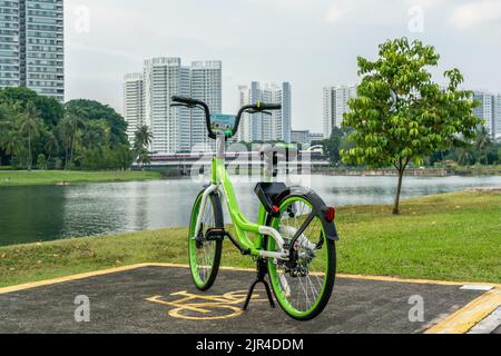 Ein beliebtes Bike-Sharing "Anywheel" ist schön im Kallang Riverside Park, Singapur, geparkt. Stockfoto