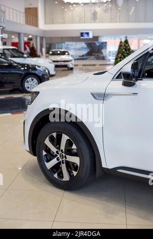Russland, Izhevsk - 28. Dezember 2020: Neue moderne Autos in KIA Showroom. Berühmte Weltmarke. Prestigeträchtige Fahrzeuge. Stockfoto