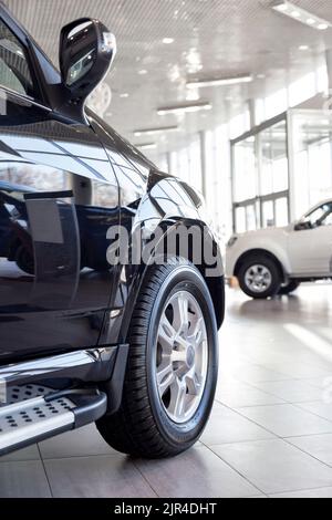 Russland, Izhevsk - 17. Februar 2021: Neue moderne Autos in Haval Showroom. Automobilhersteller aus China. Moderne Verkehrsmittel. Stockfoto