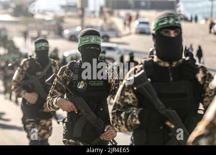 Bewaffnete von den Izz al-DIN al-Qassam Brigaden, dem militärischen Flügel der Hamas, während eines antiisraelischen militärmarsches in Gaza-Stadt im Gazastreifen. Palästina. Stockfoto