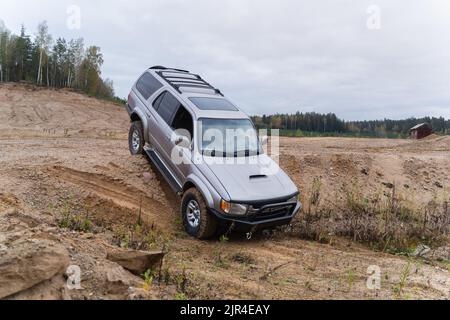 Ein Blick auf einen Toyota 4Runner, der beim Geländefahren in einem Canyon auf der Straße festsaß Stockfoto