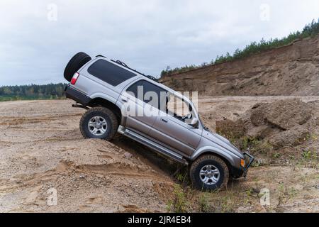 Ein Blick auf einen Toyota 4Runner, der beim Geländefahren in einem Canyon auf der Straße festsaß Stockfoto