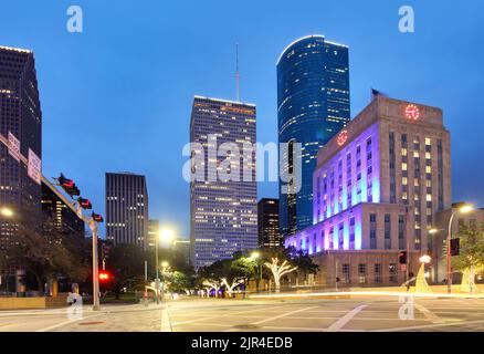 Skyline von Houston Texas mit modernen Wolkenkratzern und Blick auf den blauen Himmel vom Park River US Stockfoto