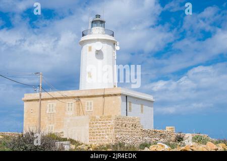 Giordan oder Ta' Gurdan Lighthouse, ein aktiver Leuchtturm auf einem Hügel in der Nähe des Dorfes Ghasri, in der Landschaft von Gozo auf den maltesischen Inseln, an sonnigen Tagen Stockfoto