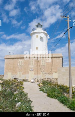 Giordan oder Ta' Gurdan Lighthouse, ein aktiver Leuchtturm auf einem Hügel in der Nähe des Dorfes Ghasri, in der Landschaft von Gozo auf den maltesischen Inseln, an sonnigen Tagen Stockfoto