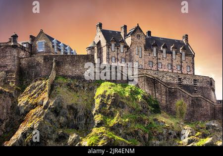 Schottland - Edinburgh Castle mit grünem Garten bei dramatischem Sonnenuntergang, Großbritannien Stockfoto