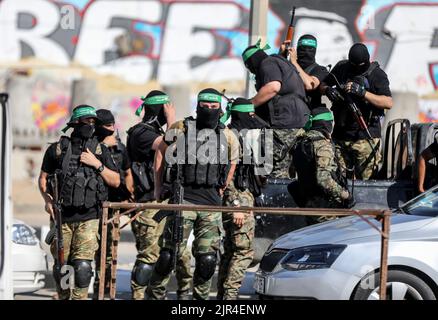 Bewaffnete von den Izz al-DIN al-Qassam Brigaden, dem militärischen Flügel der Hamas, während eines antiisraelischen militärmarsches in Gaza-Stadt im Gazastreifen. Palästina. Stockfoto