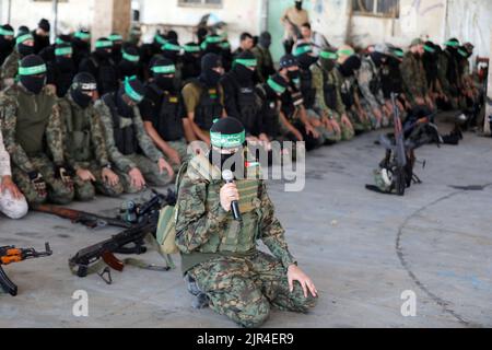 Bewaffnete von den Izz al-DIN al-Qassam Brigaden, dem militärischen Flügel der Hamas, während eines antiisraelischen militärmarsches in Gaza-Stadt im Gazastreifen. Palästina. Stockfoto