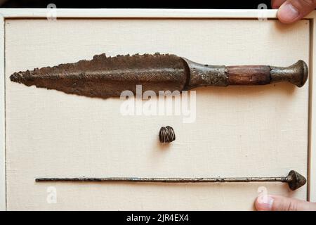 Bronzedagger, Anhänger, Stift. Begleitende Inventarisierung von der Beerdigung. Stockfoto