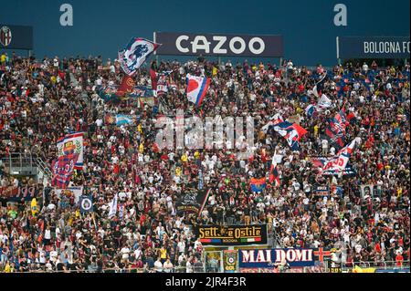 Bologna, Italien. 21. Aug, 2022. Unterstützer des FC Bologna während des FC Bologna gegen Hellas Verona, italienische Fußballserie Ein Spiel in Bologna, Italien, August 21 2022 Quelle: Independent Photo Agency/Alamy Live News Stockfoto