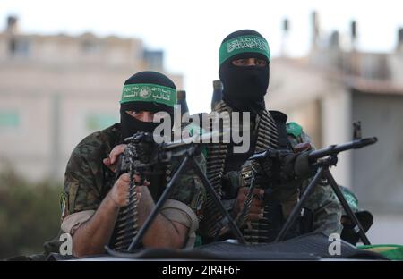 Bewaffnete von den Izz al-DIN al-Qassam Brigaden, dem militärischen Flügel der Hamas, während eines antiisraelischen militärmarsches in Gaza-Stadt im Gazastreifen. Palästina. Stockfoto