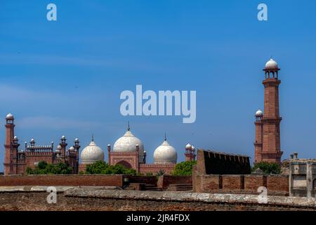 Die Badshahi-Moschee ist eine Mughal-Ära Gemeindemoschee in Lahore, der Hauptstadt der pakistanischen Provinz Punjab, Pakistan. Stockfoto