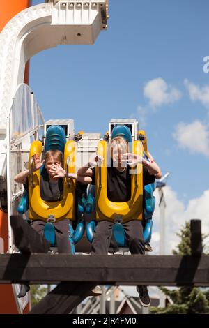 Powerpark, Finnland - 20. Juni 2022: Zwei junge Jungs fahren auf einer Katapult-Schaukel im Vergnügungspark Stockfoto