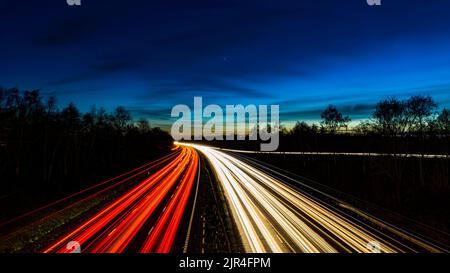 Bei Nacht führt die Autobahn über schnelle Ampelpfade Stockfoto